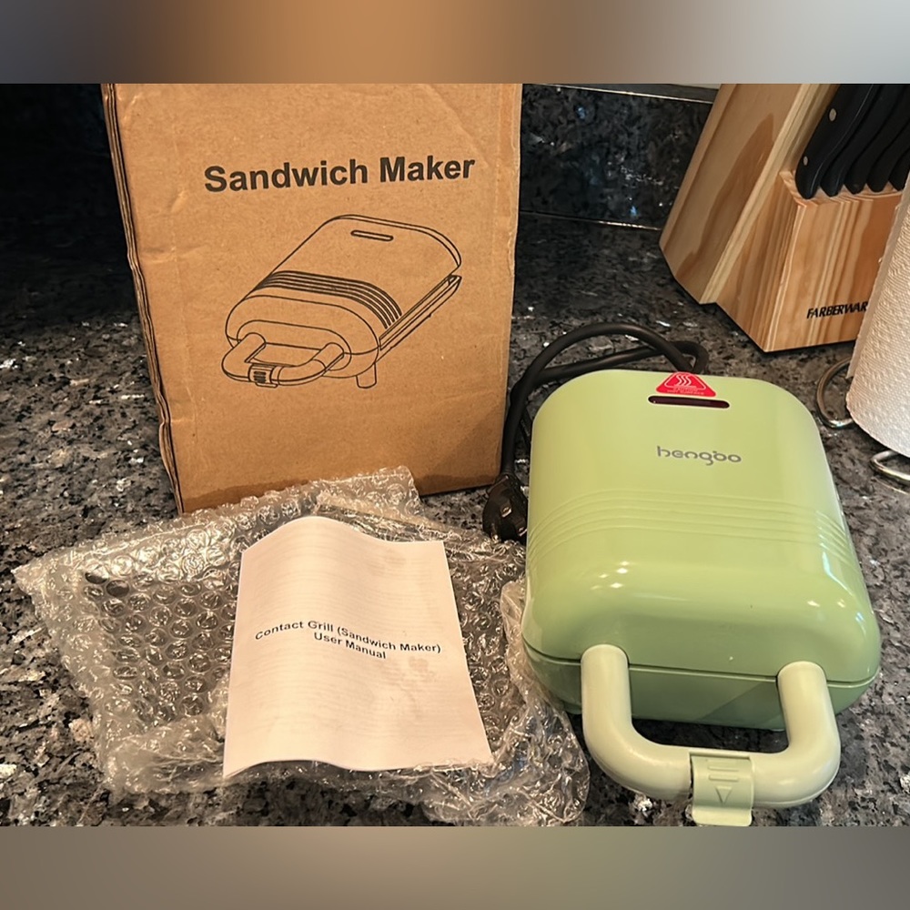 Sandwich and waffle grill 2-in-1, with plates for sandwiches and waffles